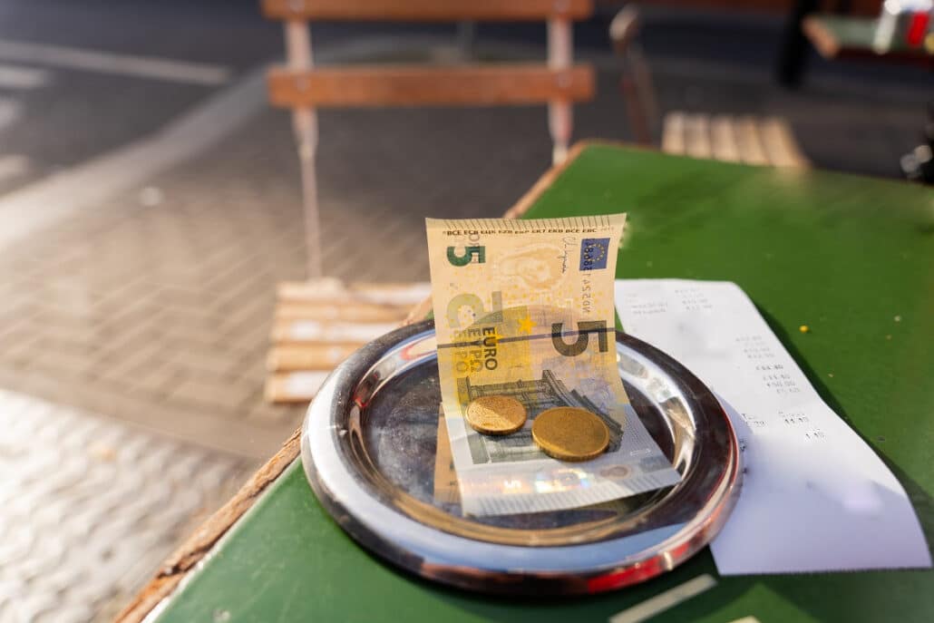 Inhoudingsplicht horecawerkgever voor fooien
